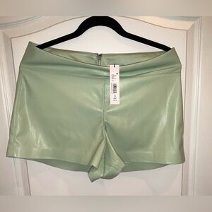 GORGEOUS!! NWT—ALICE + OLIVIA Vegan Leather Shorts, Sz 12, “Pistachio,” Back Zip